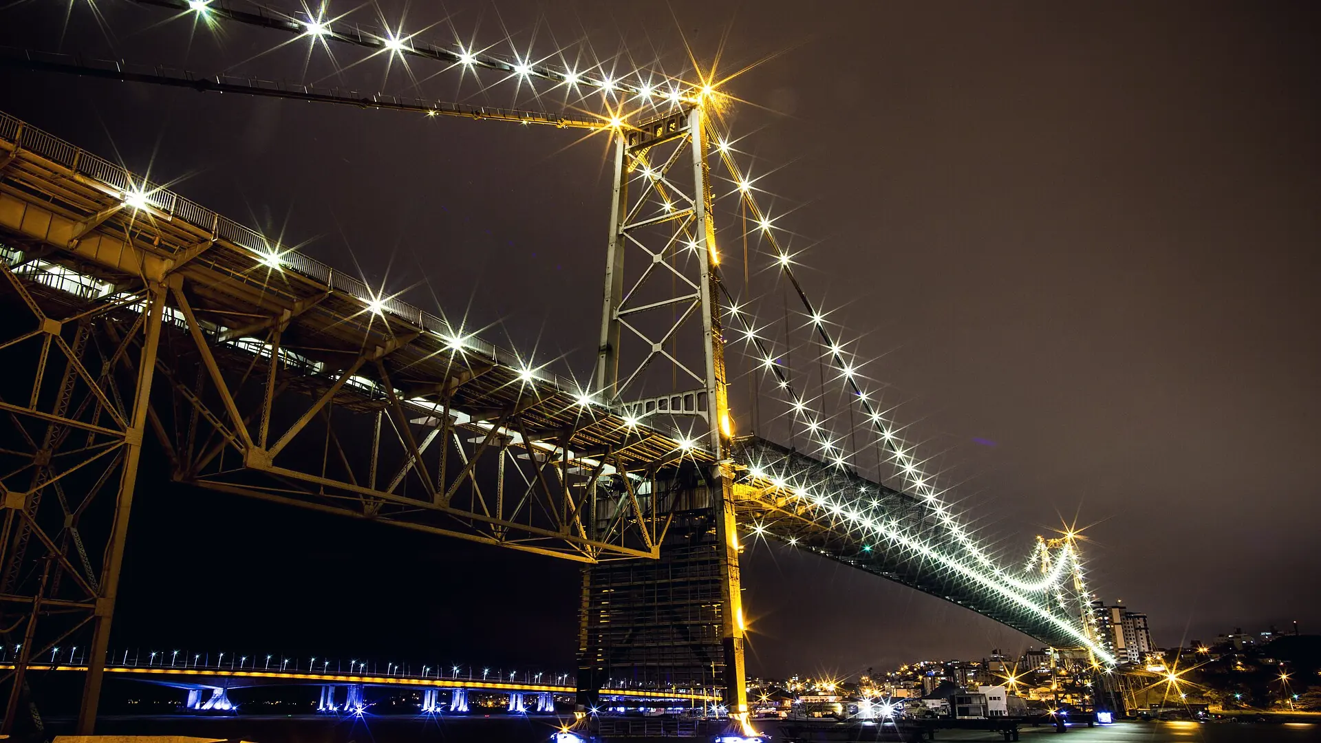 Puente Hercílio Luz iluminado de noche, en Florianópolis
