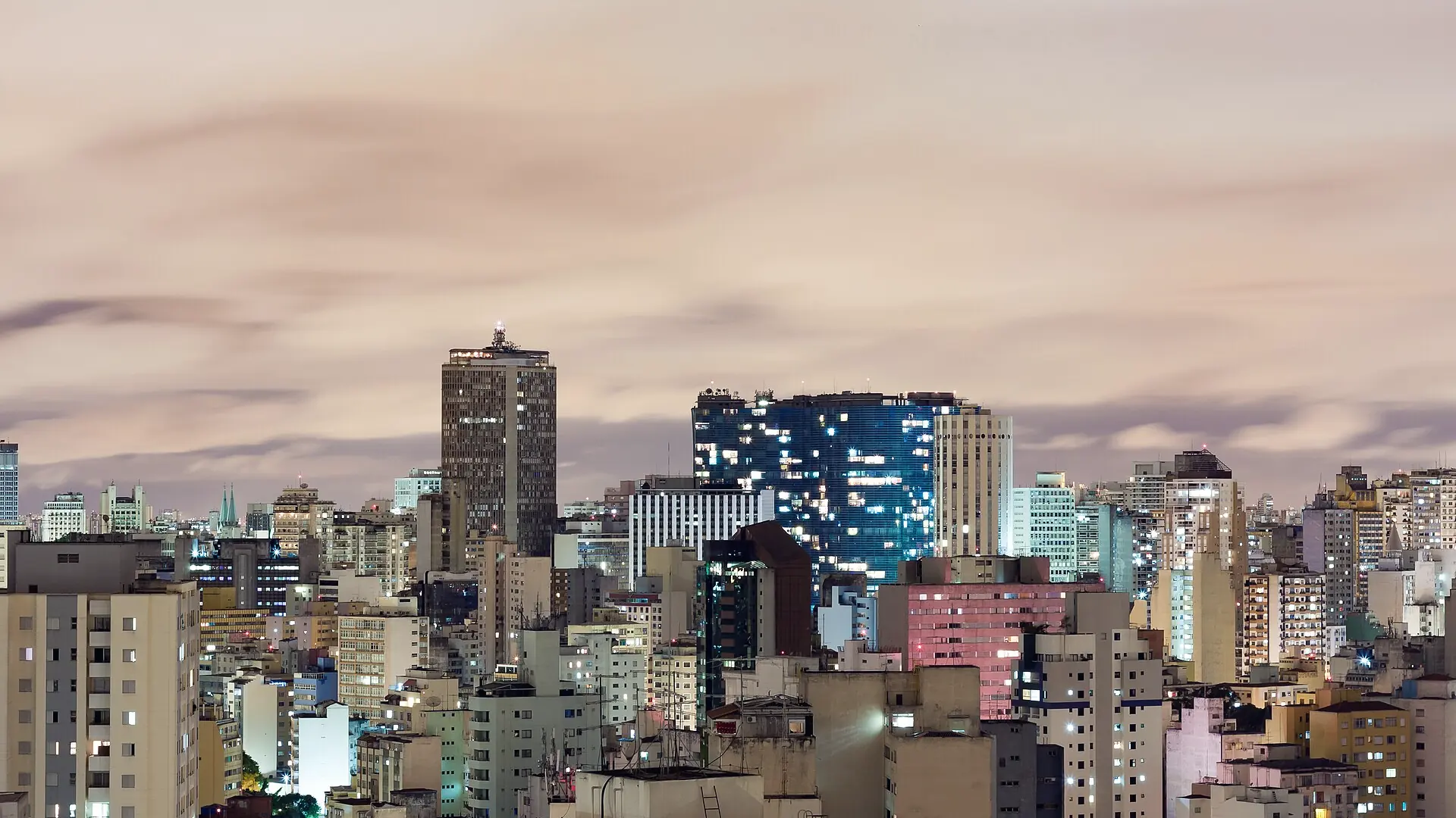 Skyline del centro de São Paulo al atardecer, con el edificio Terraço Itália