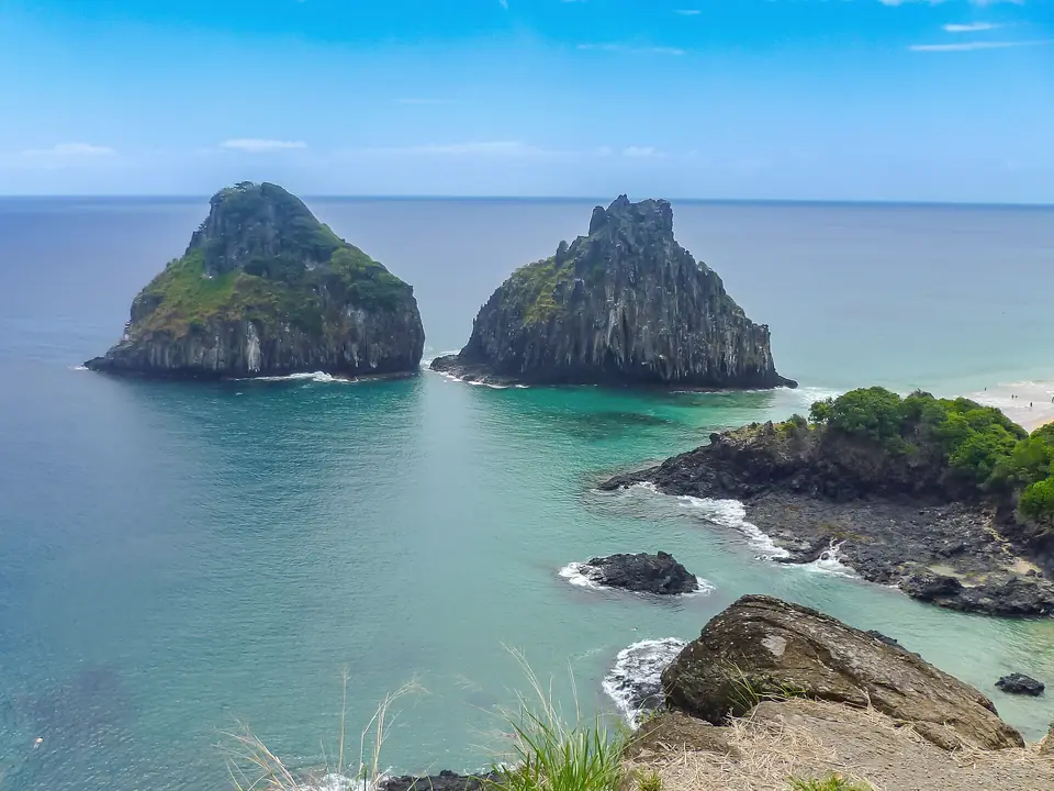 Morro Dois Irmãos y el mar de Fernando de Noronha