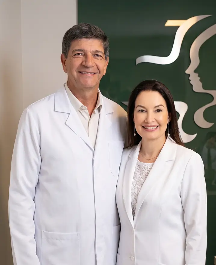 Dr. Joemar Barbaresco, cirurgião plástico, e Dra. Janaina Barbaresco, dermatologista, na Clínica Art Corporis em Brasília