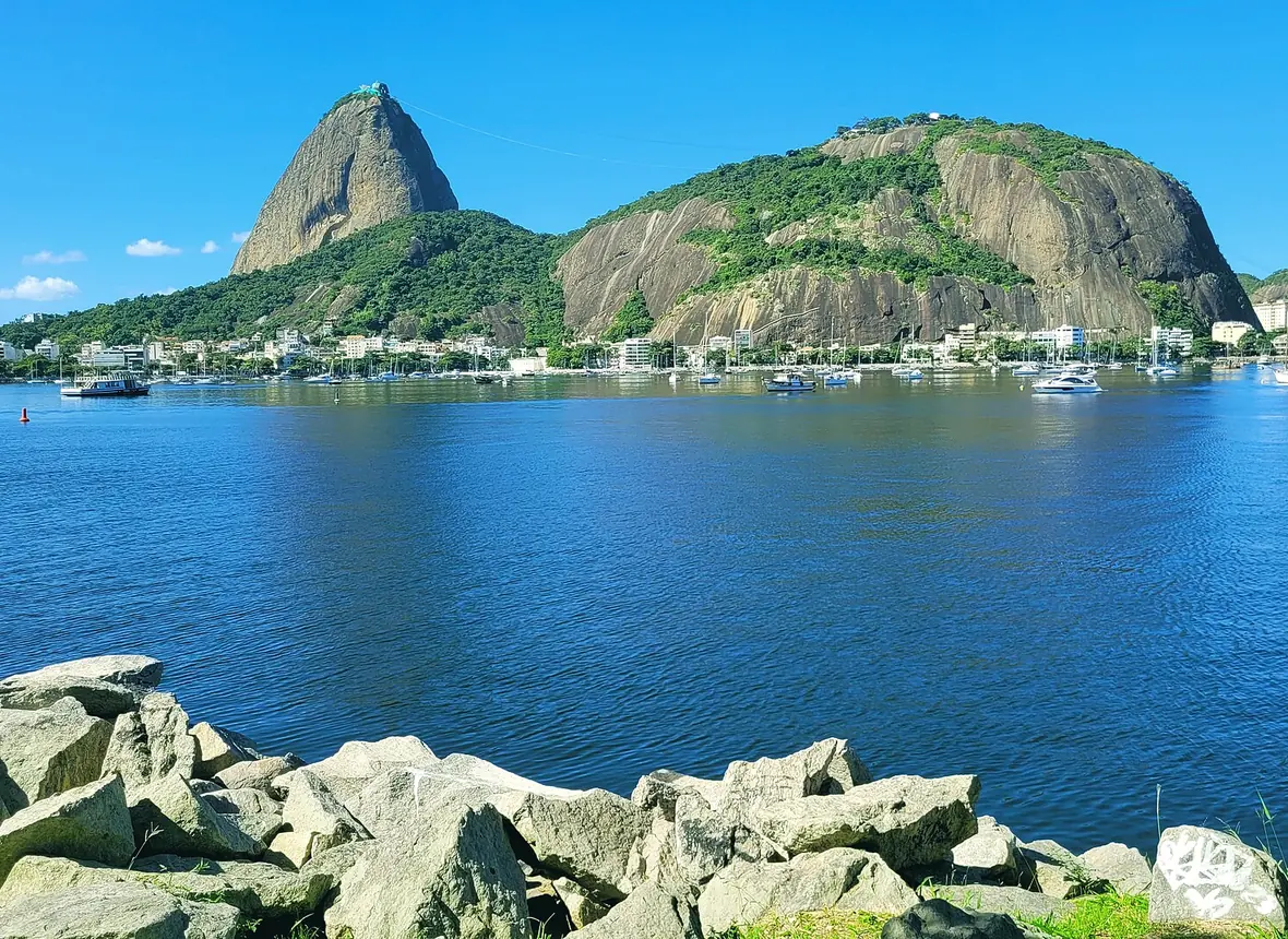 Bahía de Botafogo y el Pan de Azúcar en un día claro, Rio de Janeiro