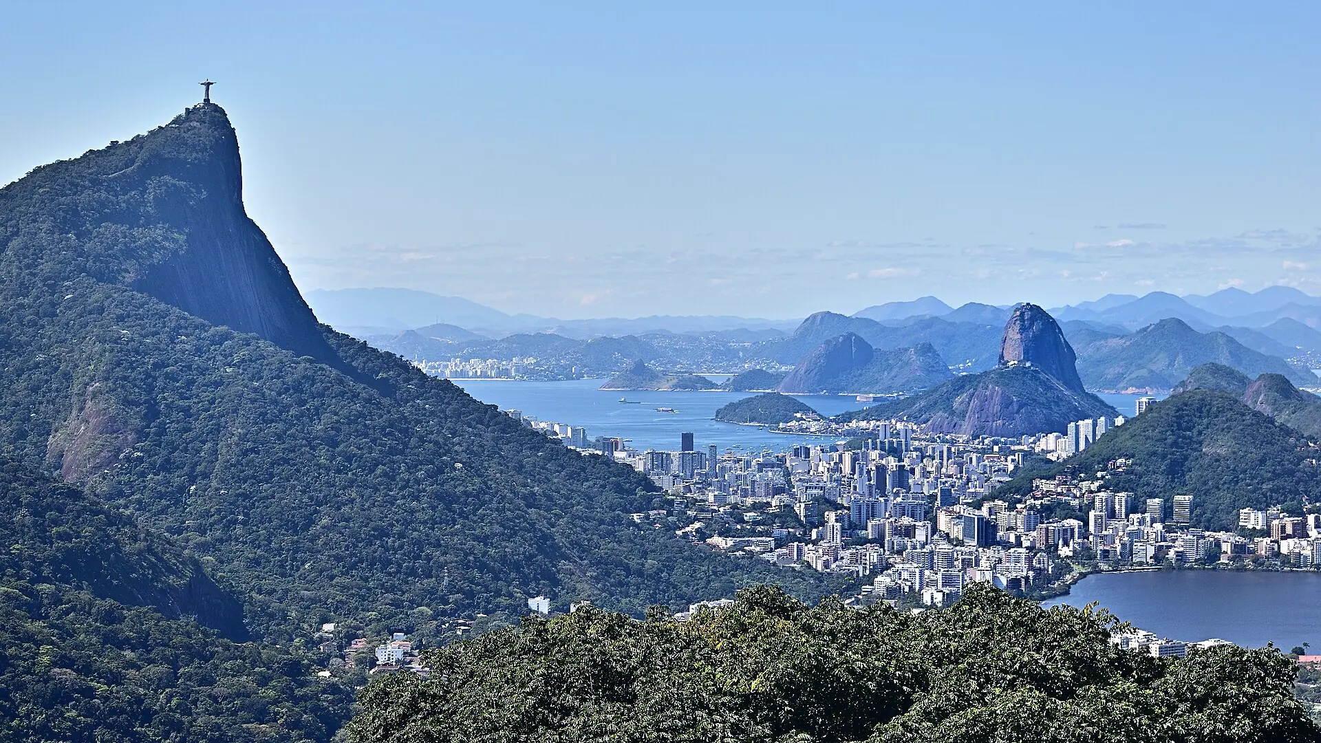 Vista desde el Corcovado sobre la Lagoa Rodrigo de Freitas, Botafogo y el Pan de Azúcar, en Rio de Janeiro