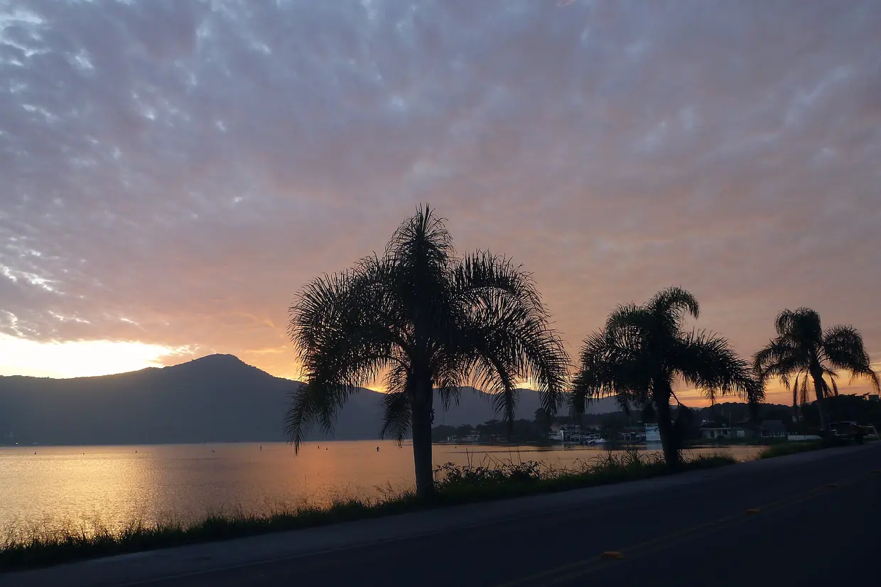 Lagoa da Conceição, en Florianópolis, con un barco de pescadores y cerros al fondo