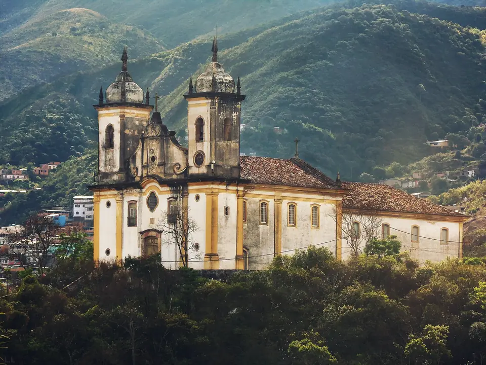 Iglesia barroca entre los cerros de Ouro Preto, Minas Gerais