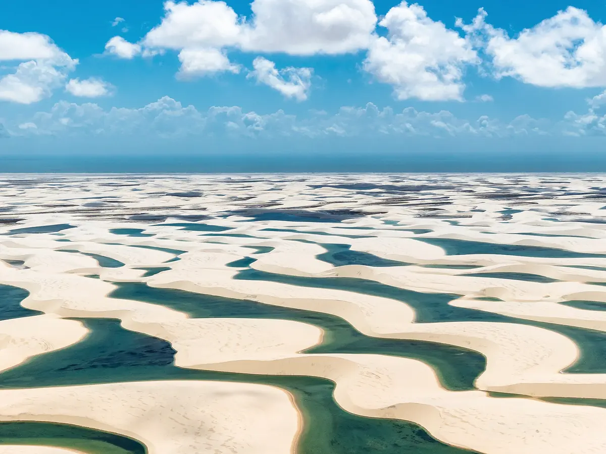 Dunas blancas y lagunas de agua de lluvia en los Lençóis Maranhenses, vistas desde arriba